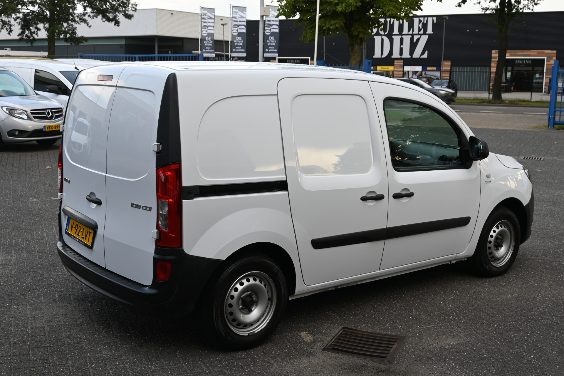 46952948-2.jpg