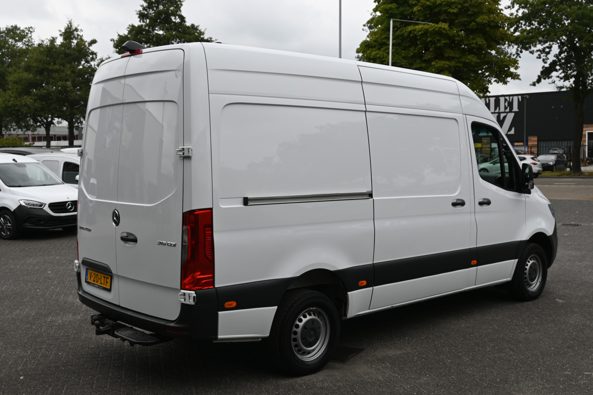 47035113-2.jpg