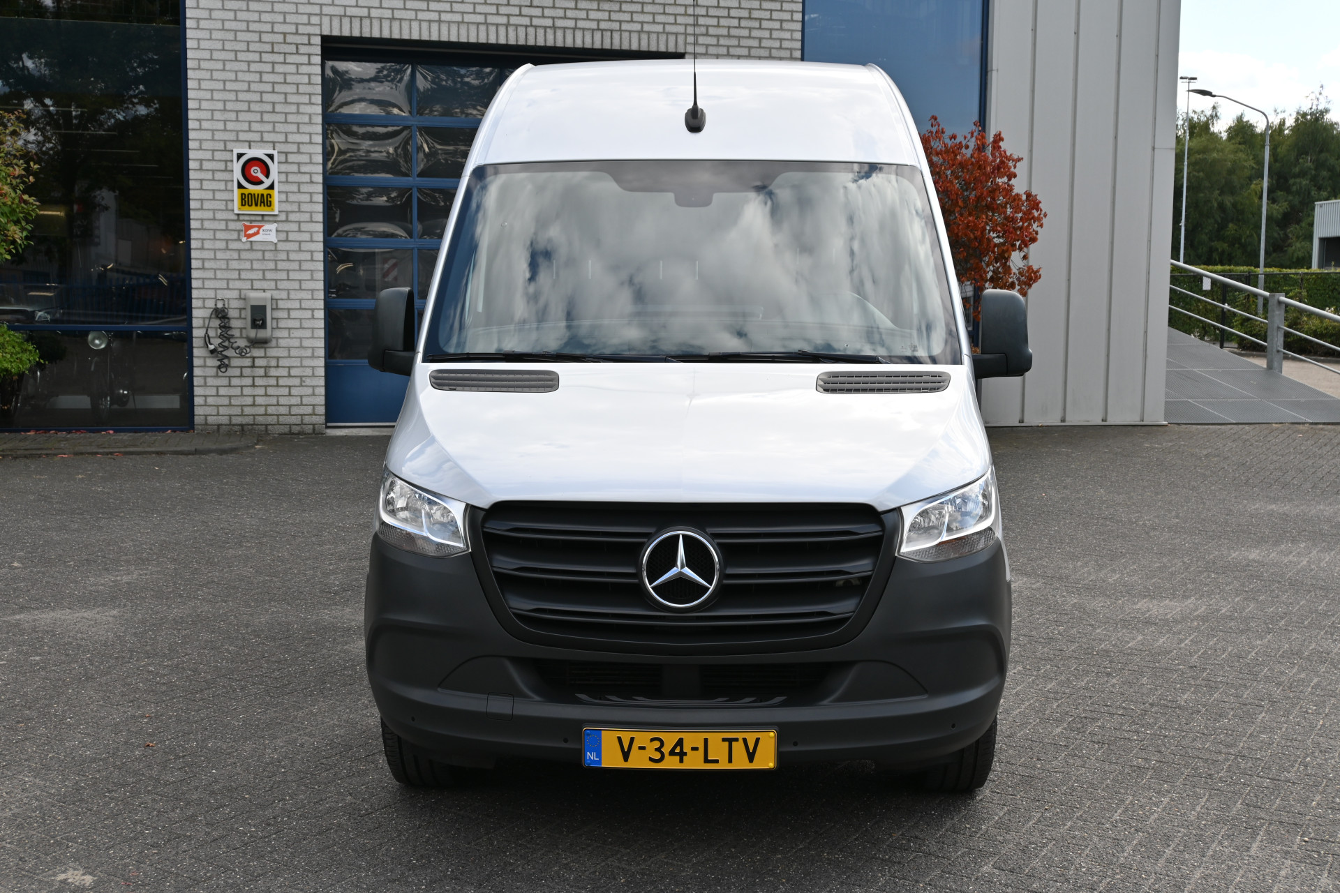 47120497-1.jpg