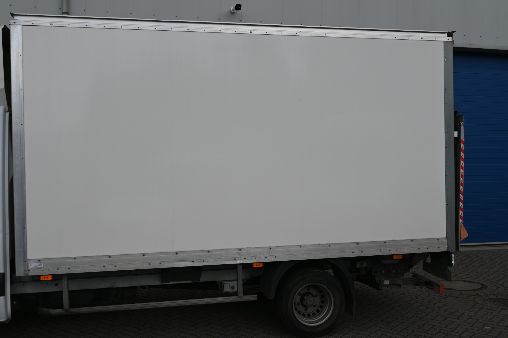 47123353-2.jpg