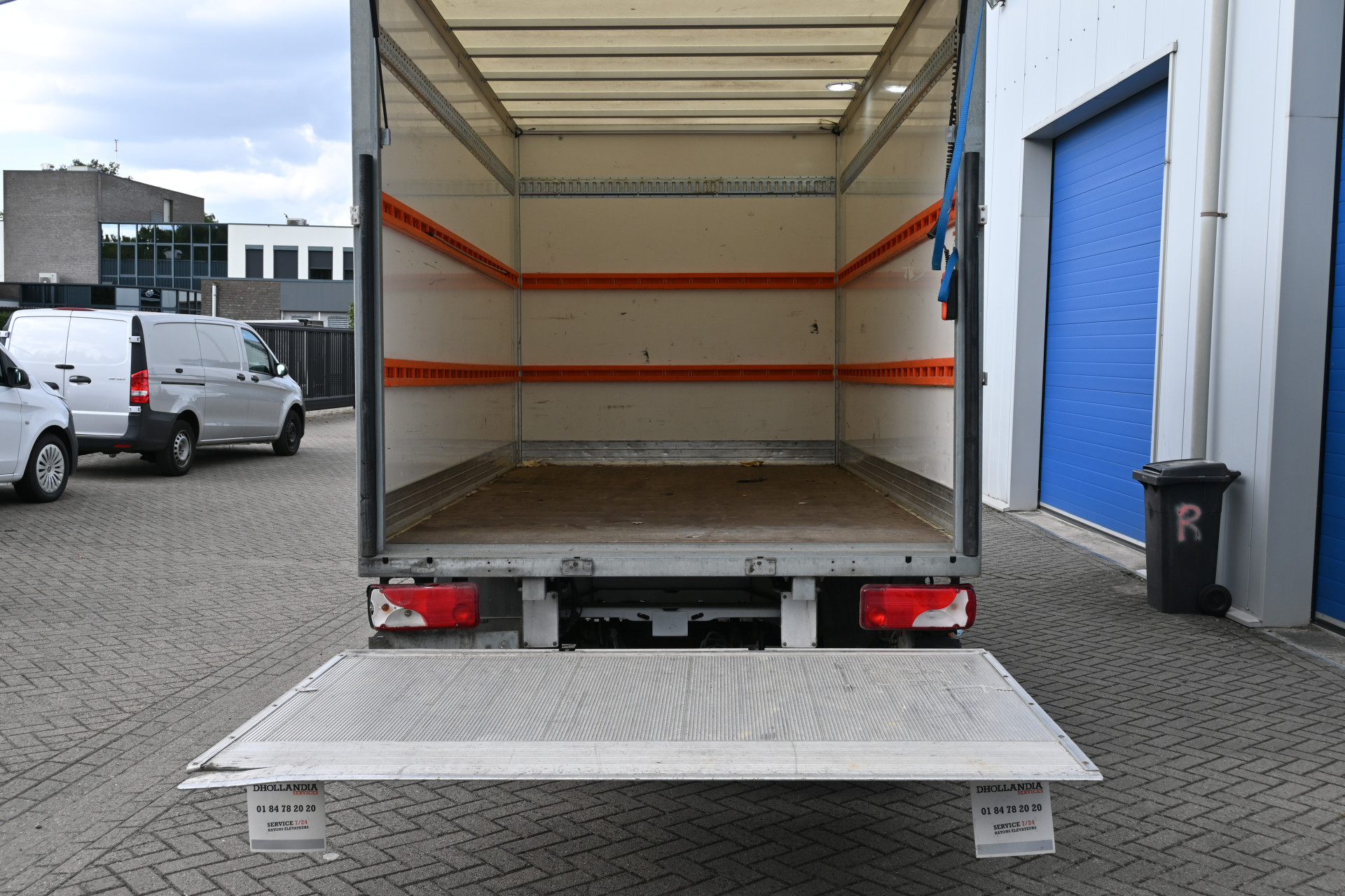 47123353-3.jpg