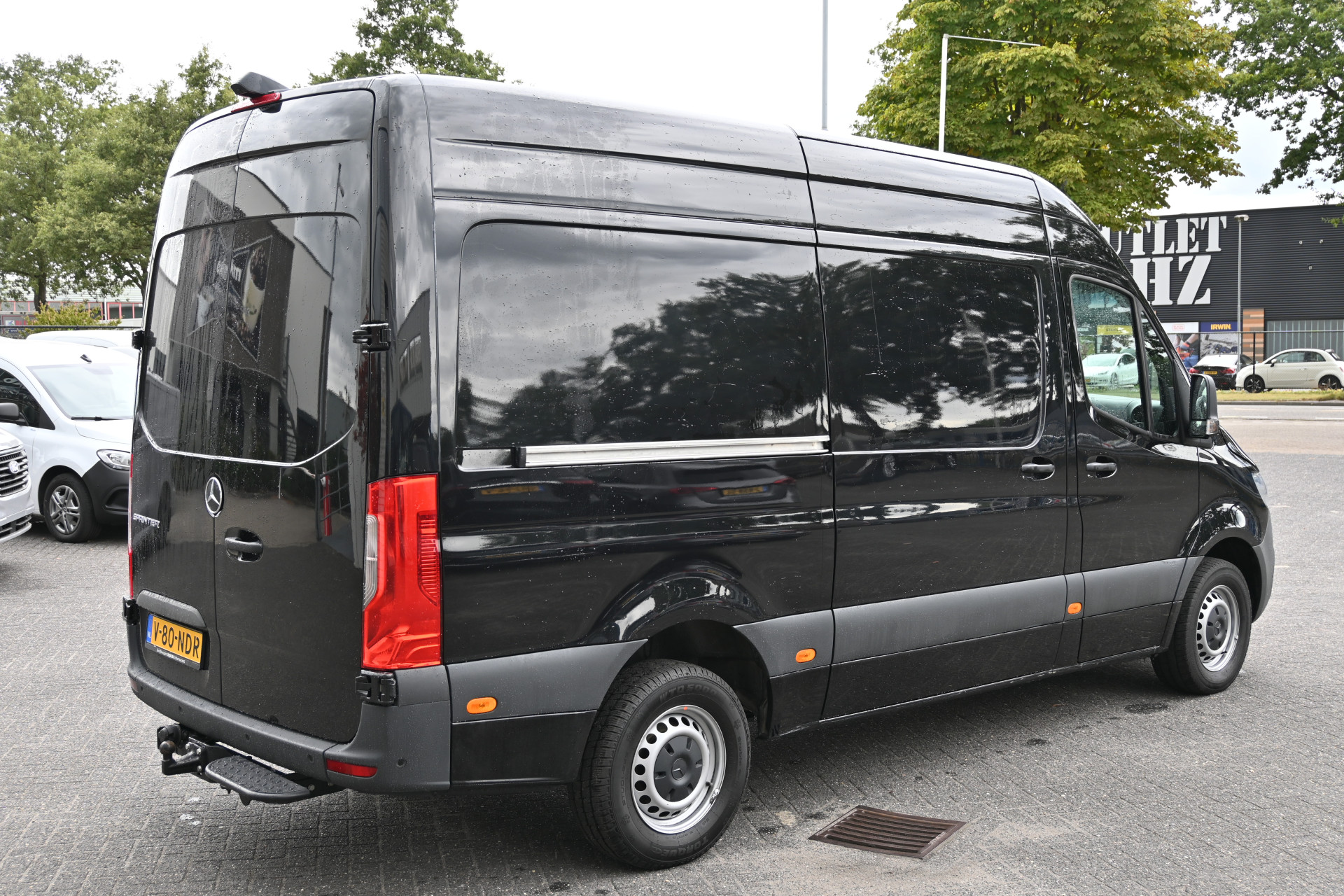47138257-2.jpg