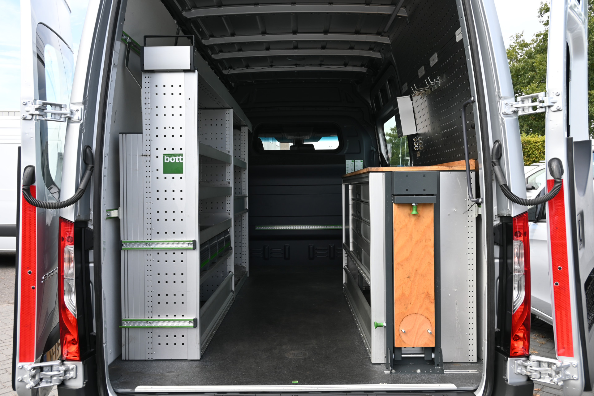 47210390-2.jpg