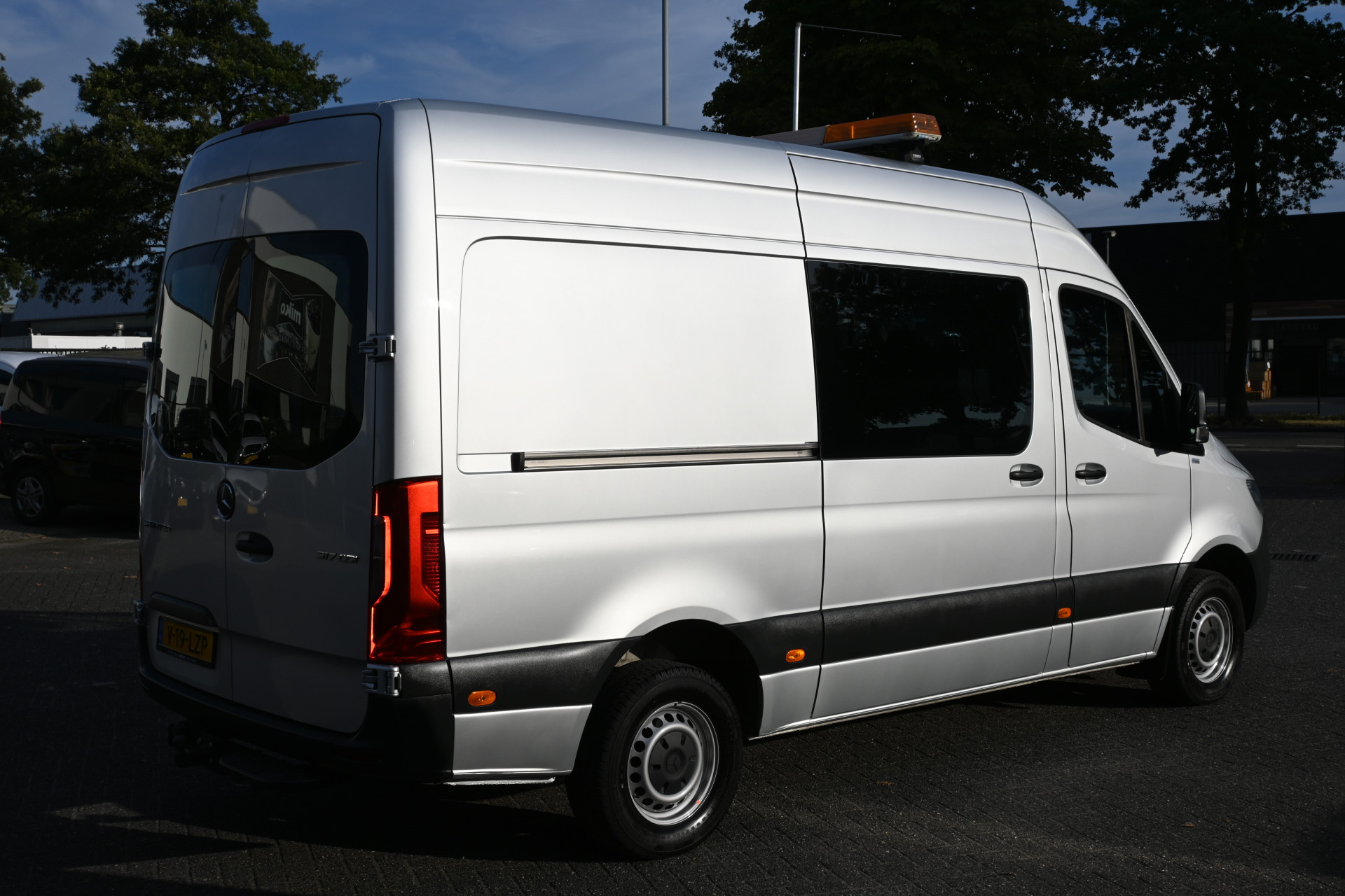 47210390-3.jpg