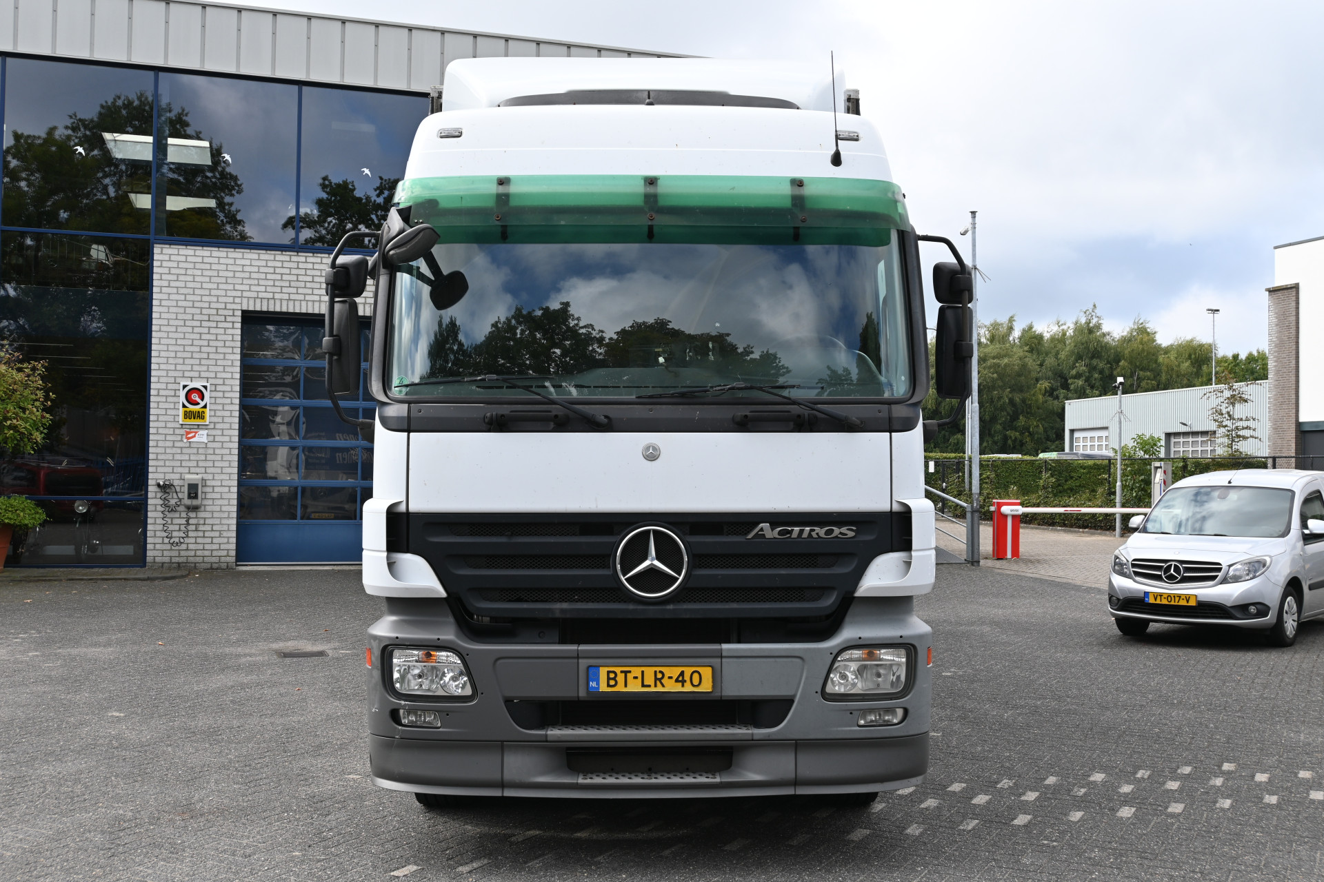 47318864-1.jpg