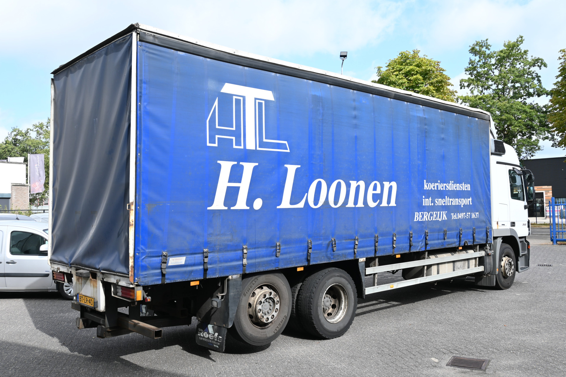 47318864-2.jpg