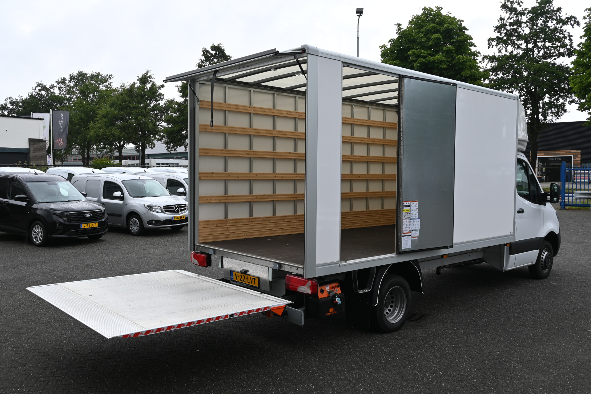 47525522-2.jpg