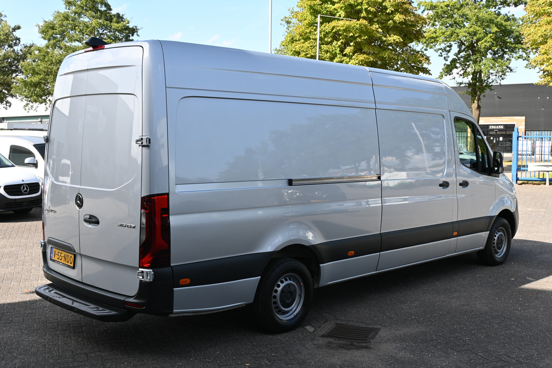 47553083-2.jpg